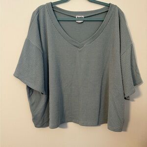 ARULA Ribbed V-Neck Short Sleeve Top - Gray